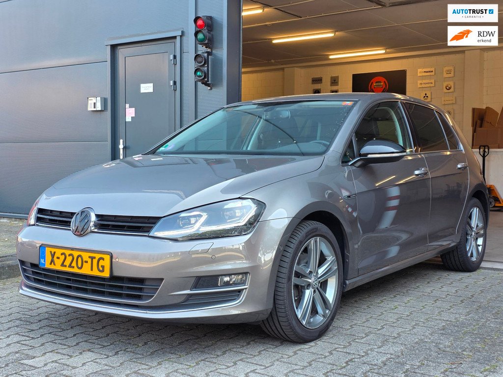 Volkswagen Golf 1.4 TSI - LOUNGE / XENON / CARPLAY / STANDKACHEL / STOELVERWARMING / PARKEERSENSOREN V+A / NIEUWE REMMEN & BEURT !