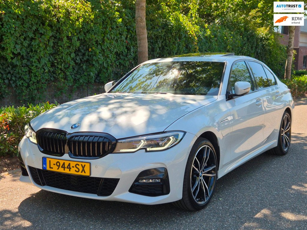 BMW 3-serie G20 M Sport 330e High Executive HUD Schuifdak Camera CarPlay Keyless 19inch velgen H&K Stuurverwarming Elk.Stoelen