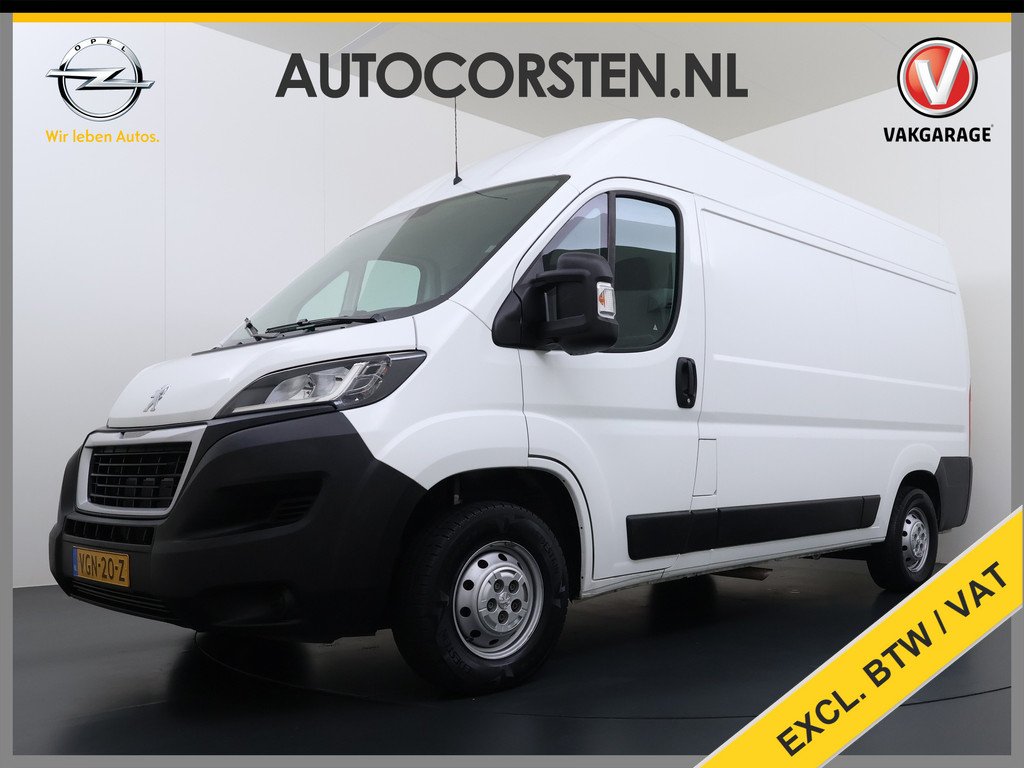 Peugeot Boxer 330 2.2HDi 141PK L2H2 3-Persoons Euro 6 Trekhaak Camera Airco Navi Cruise Control Pdc Betonplex Vloer Wandbetimmering Schuifdeur 1e Eigenaar 2.500KG Trekgewicht