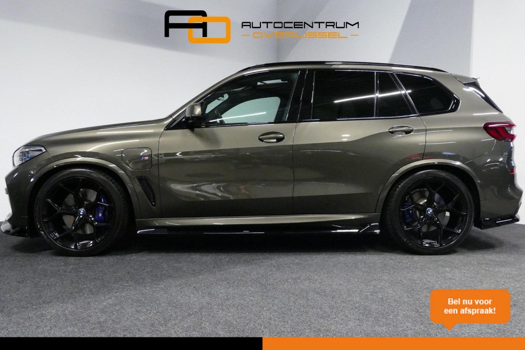 BMW X5 xDrive45e M Sport / Orig. Nederlands / Maxton Design Bodykit V.2 / Panoramadak Sky Lounge / Massage stoelen / Carbon inleg / Trekhaak / Elektr. verstelbare voorstoelen + memory / BMW L